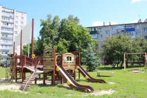 Маленькая девочка сломала плечо на детской площадке на улице Локомотивной в Ульяновске
